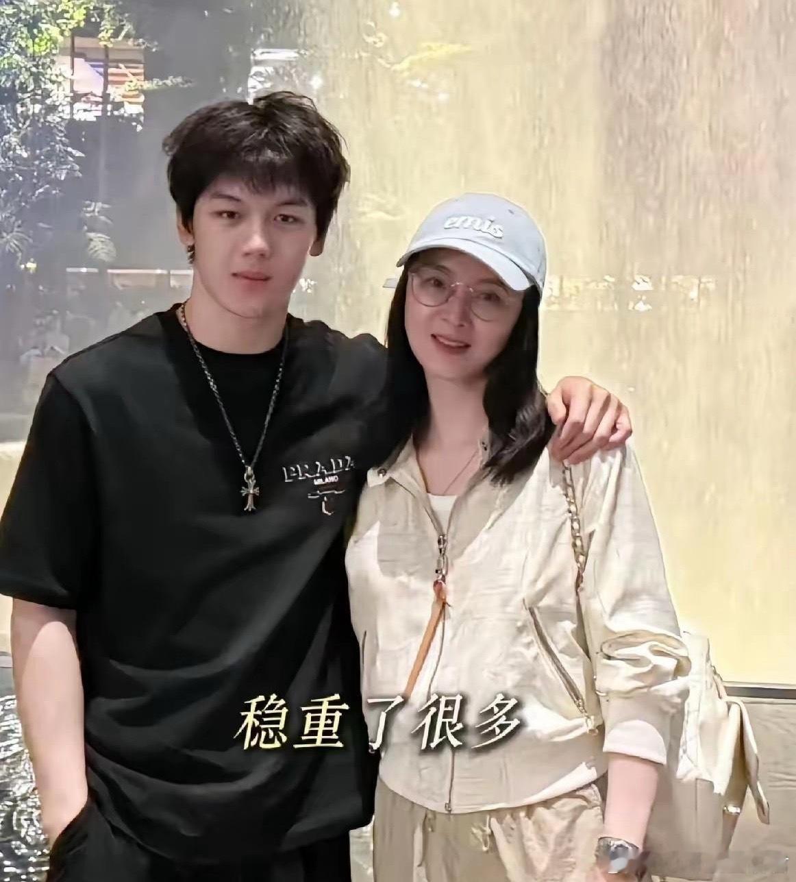 原来考进清华北大不一定需要成绩好，有其他特长也行的。曾经的“晴格格”王艳的儿子就