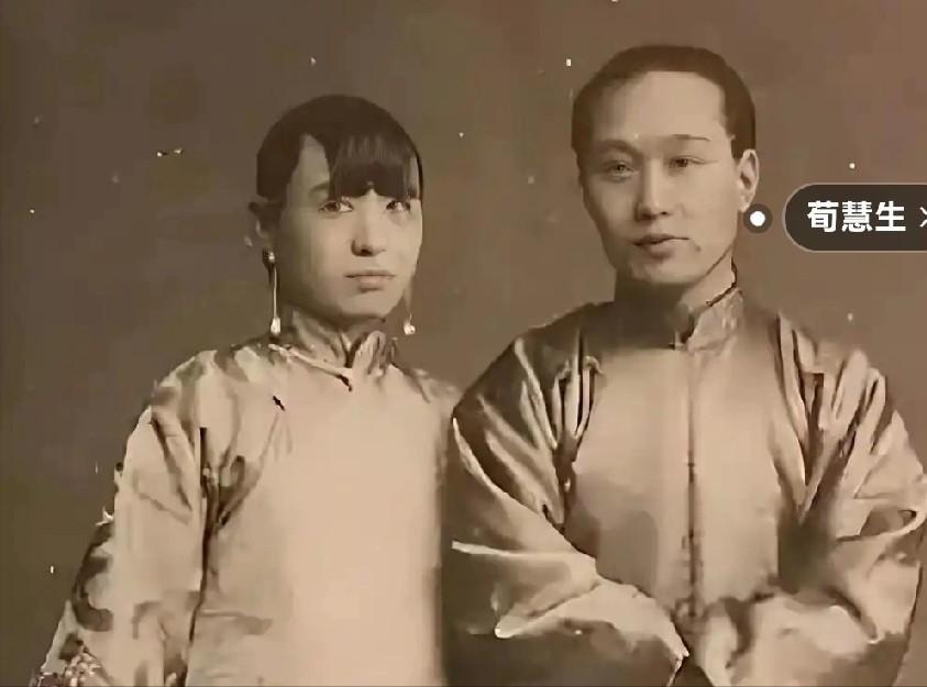 1918年，京剧大师荀慧生娶妻，入洞房后，迫不及待将新娘抱床上。不料，红盖头一掀