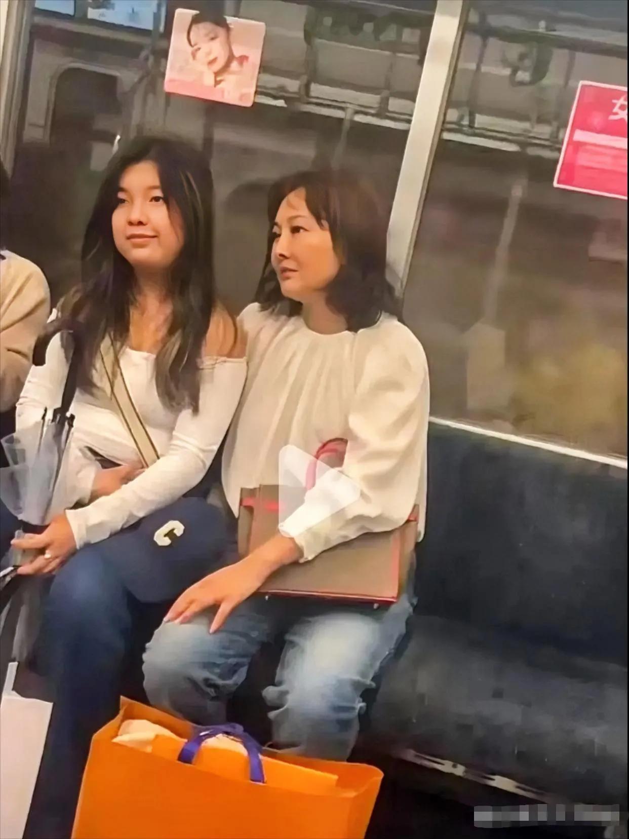 原来真有人买LV坐地铁？真的是骑着单车逛酒吧，该省省，该花花。网友地铁偶遇牛莉母