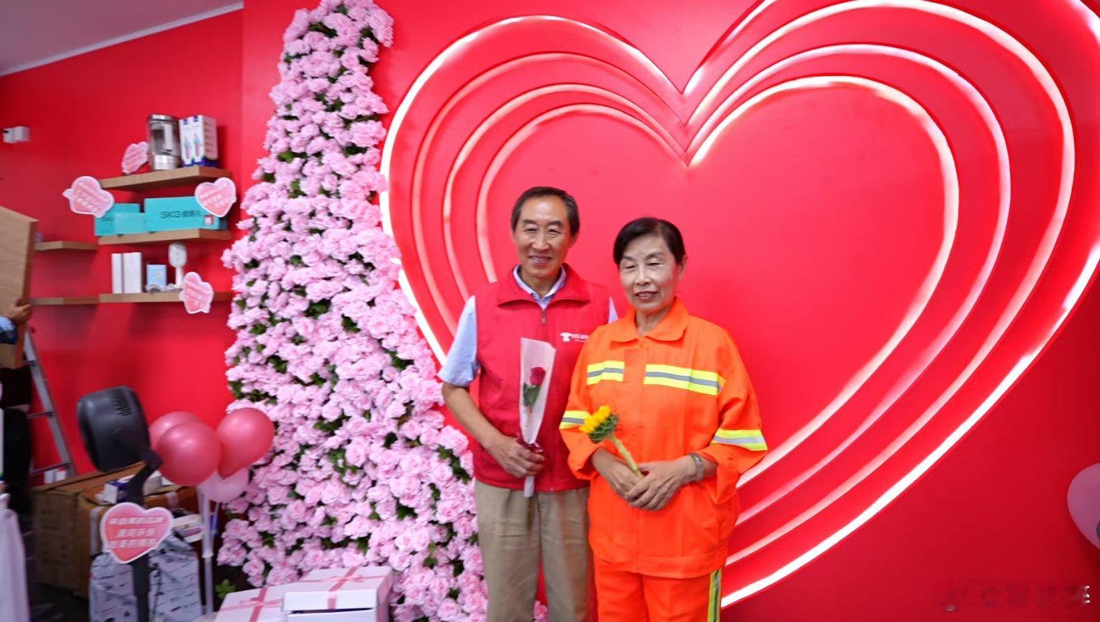 家政阿姨结婚30年后第一张婚纱照七夕不一定送玫瑰家政阿姨结婚30年后才拍上首张婚