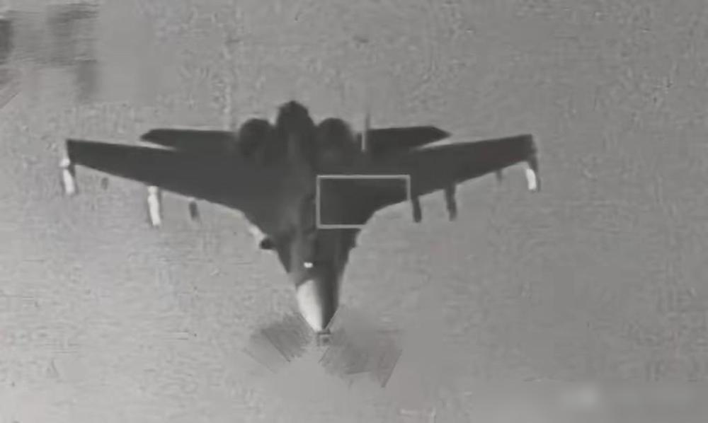 逃跑还不忘拍照，台湾声称其F16用狙击手吊舱拍到了歼16。最近这事在网上传得挺热