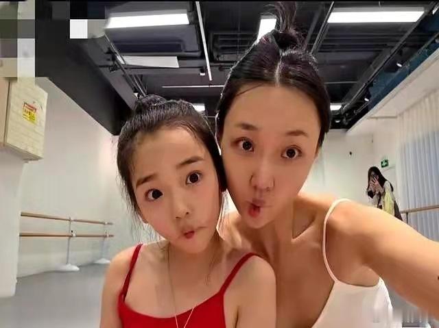 管乐变身“德华”，带董璇9岁女儿小酒窝参赛，两人又美又相似！ ​​​