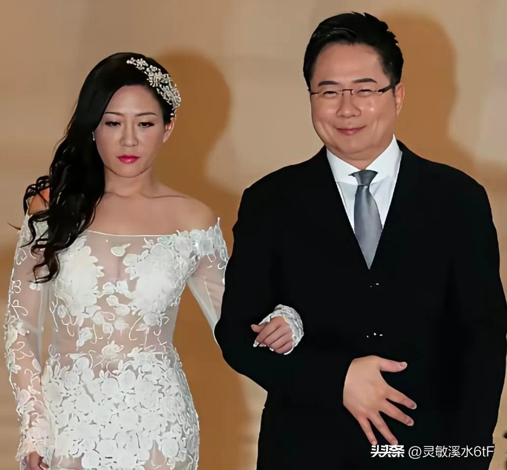 蔡正元这一辈子，感情上明明白白就两段婚姻，没什么乱七八糟的花边。
第一段是跟发妻