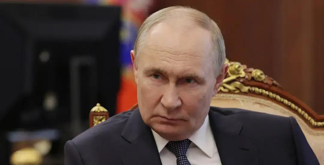 中日关系紧张之际，俄军登陆舰开到千岛群岛，普京要给日本上强度？当地时间25日，俄