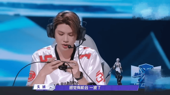 黄明昊人生第一次偷家 看《战至巅峰》这段时，真的能跟着黄明昊紧张！龙坑团战还在胶