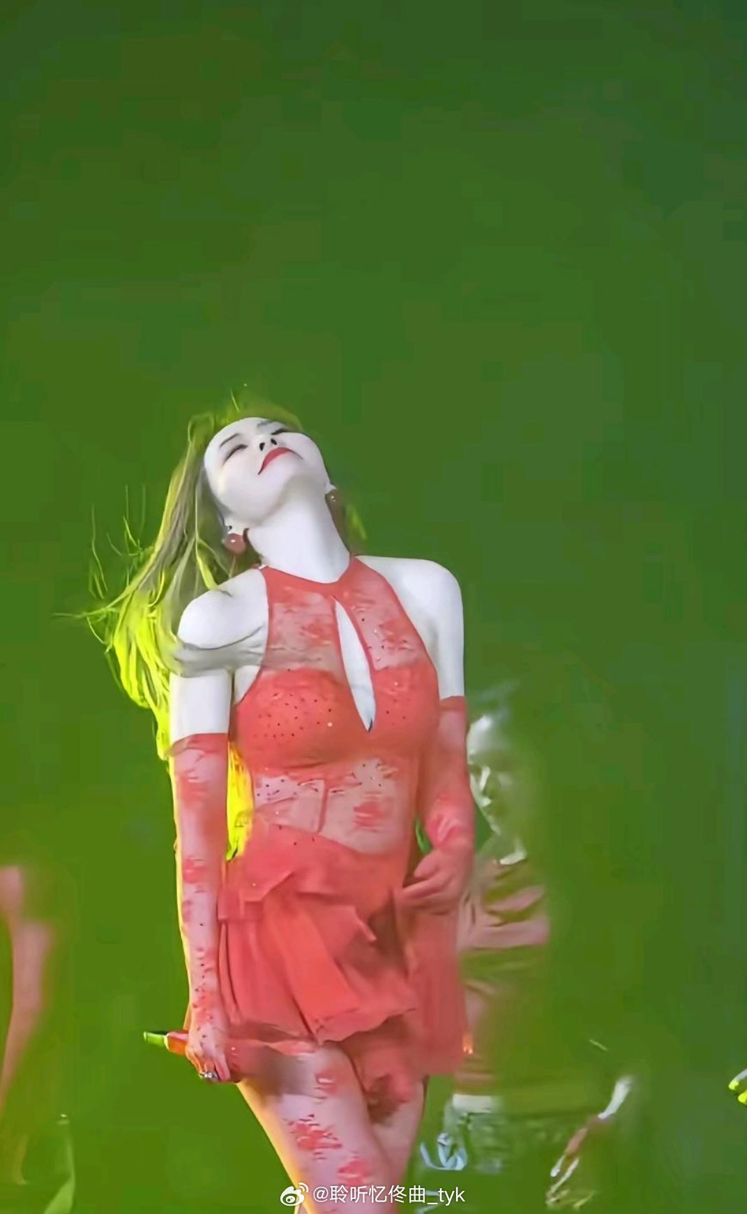 这可是又红又火辣性感的张靓颖我真想不明白，当年超级女声怎么就输给了春哥呢？ 