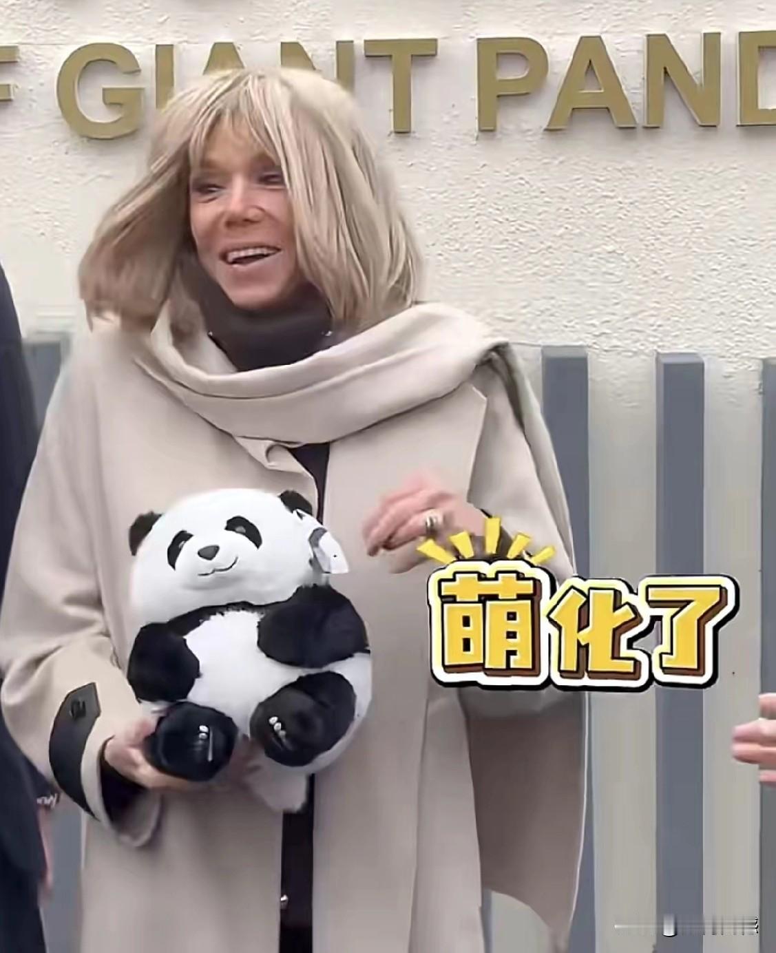 马克龙和夫人这次中国行，收获满满，非常快乐，从他们的精神状态上，能够感受到他们是