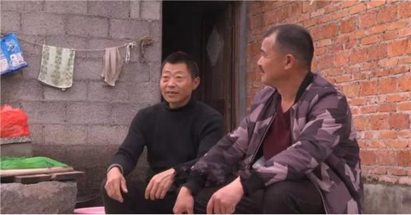 在2003年，浙江省的一对夫妻遇到了一位流浪了十年的失忆汉，觉得可怜便收留了他，