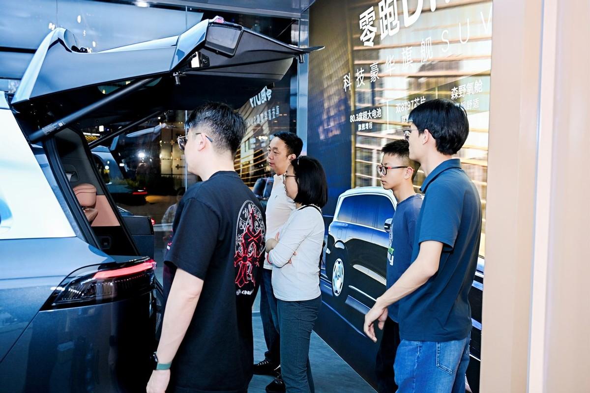 零跑D19为什么更适合不想等的人
很多家庭买车不是为了收藏配置表，而是家里真的需