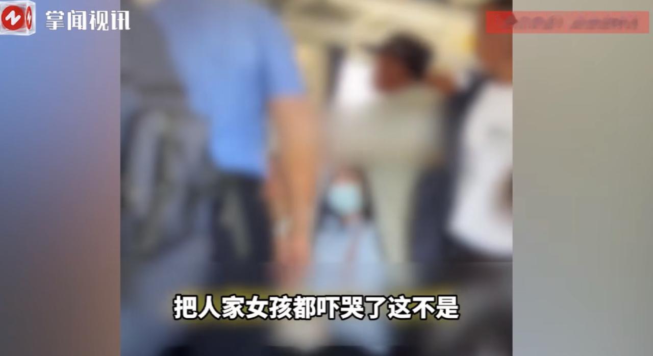 “这个列车员火了！”8月13日内蒙古包头，一女子在乘坐火车时，一位没有坐票的男子