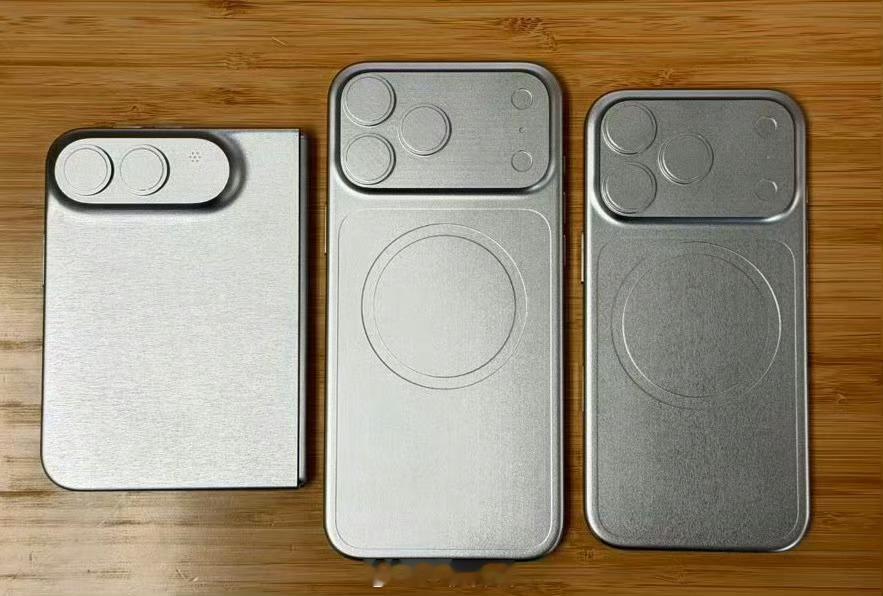 华为折叠屏对比iPhone折叠屏9月苹果要发布三款新机工程机原型已经泄露出来了，