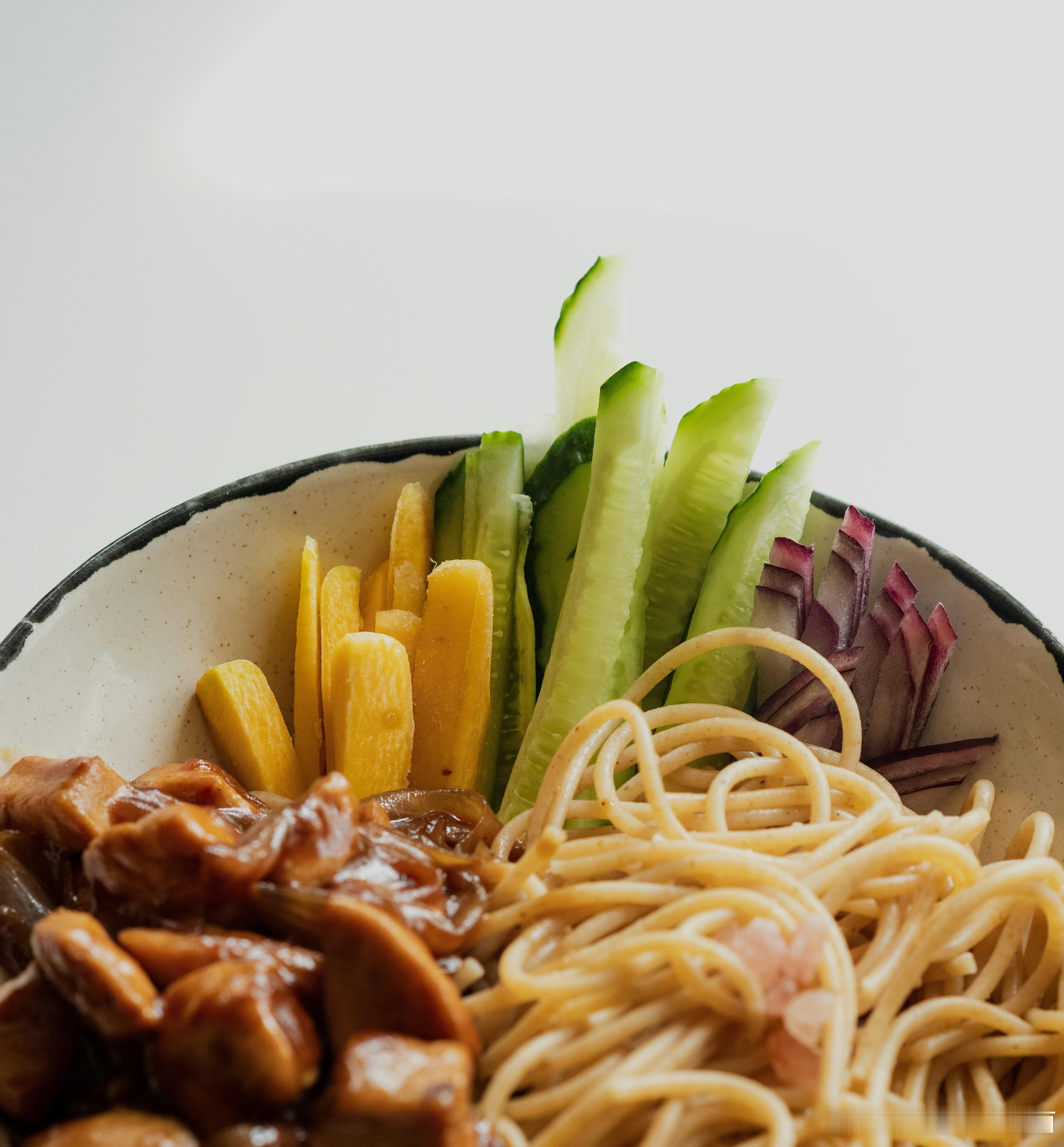 🍜 夏天来了，一碗冷面是解暑主食的好选择！但给孩子吃冷面，也有不少注意事项哦，