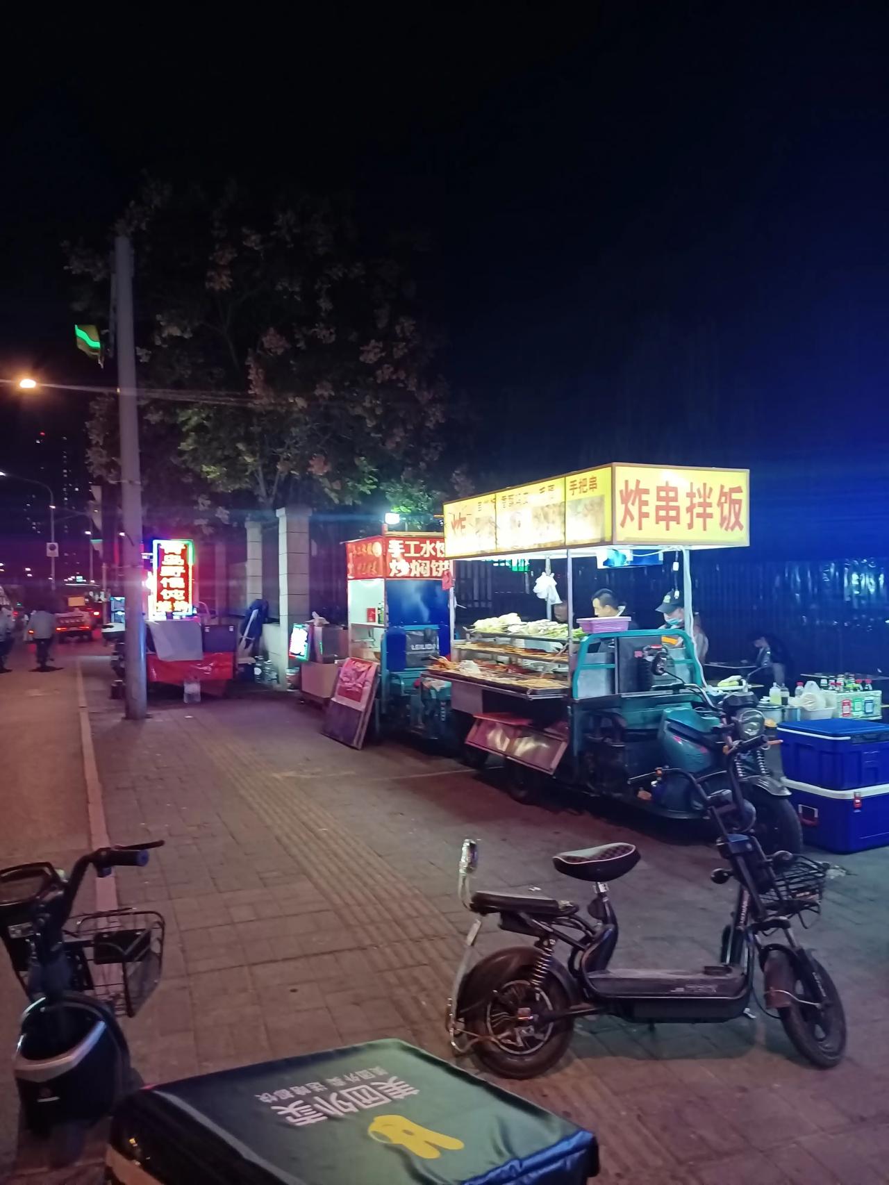 济南八里桥市场周边，在路边摆摊现在也没有查的了
感觉生意都还可以，一晚上挣得比打