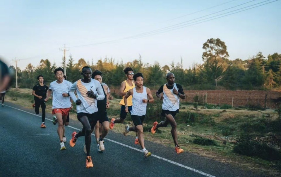 一枚全运会马拉松金牌的背后这枚全运会马拉松金牌，是何杰4年拼搏的最好勋章。除了日