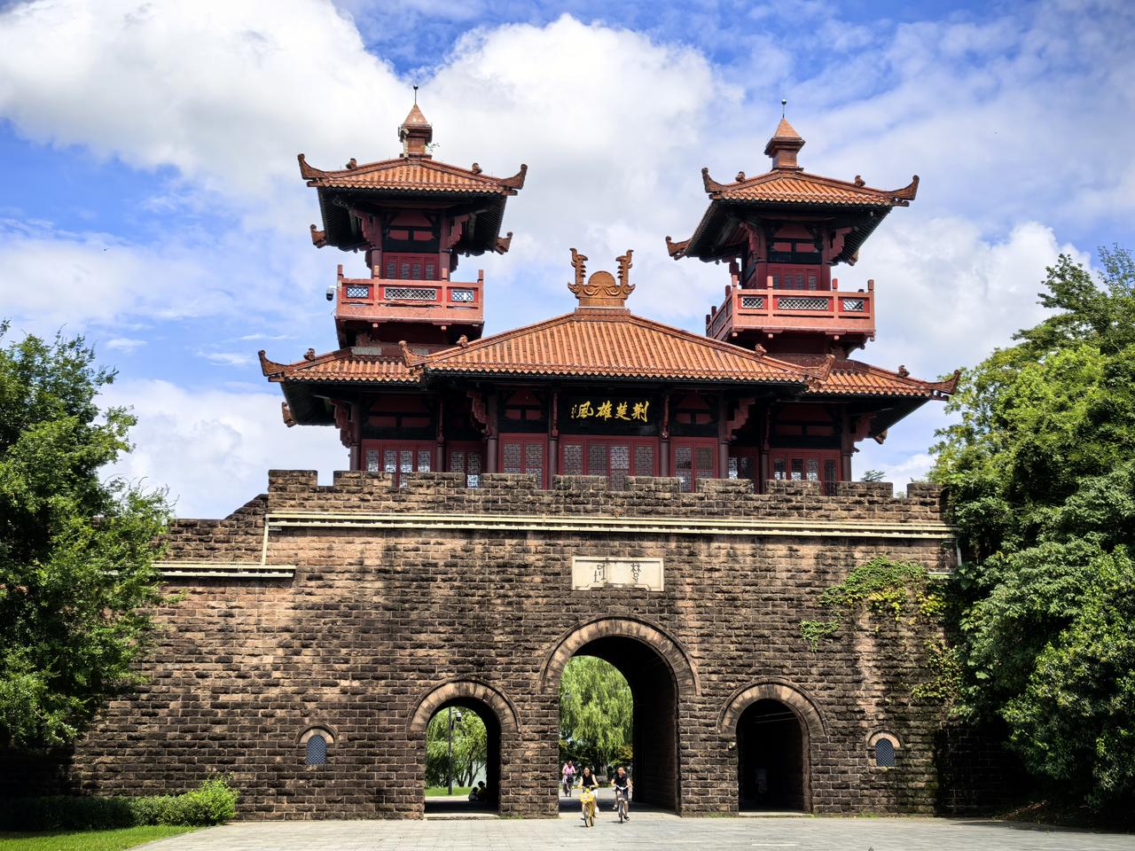 今天武汉预报有雨，结果在东湖转了一圈，却是晴空万里，骄阳似火，好在最高温度只有3