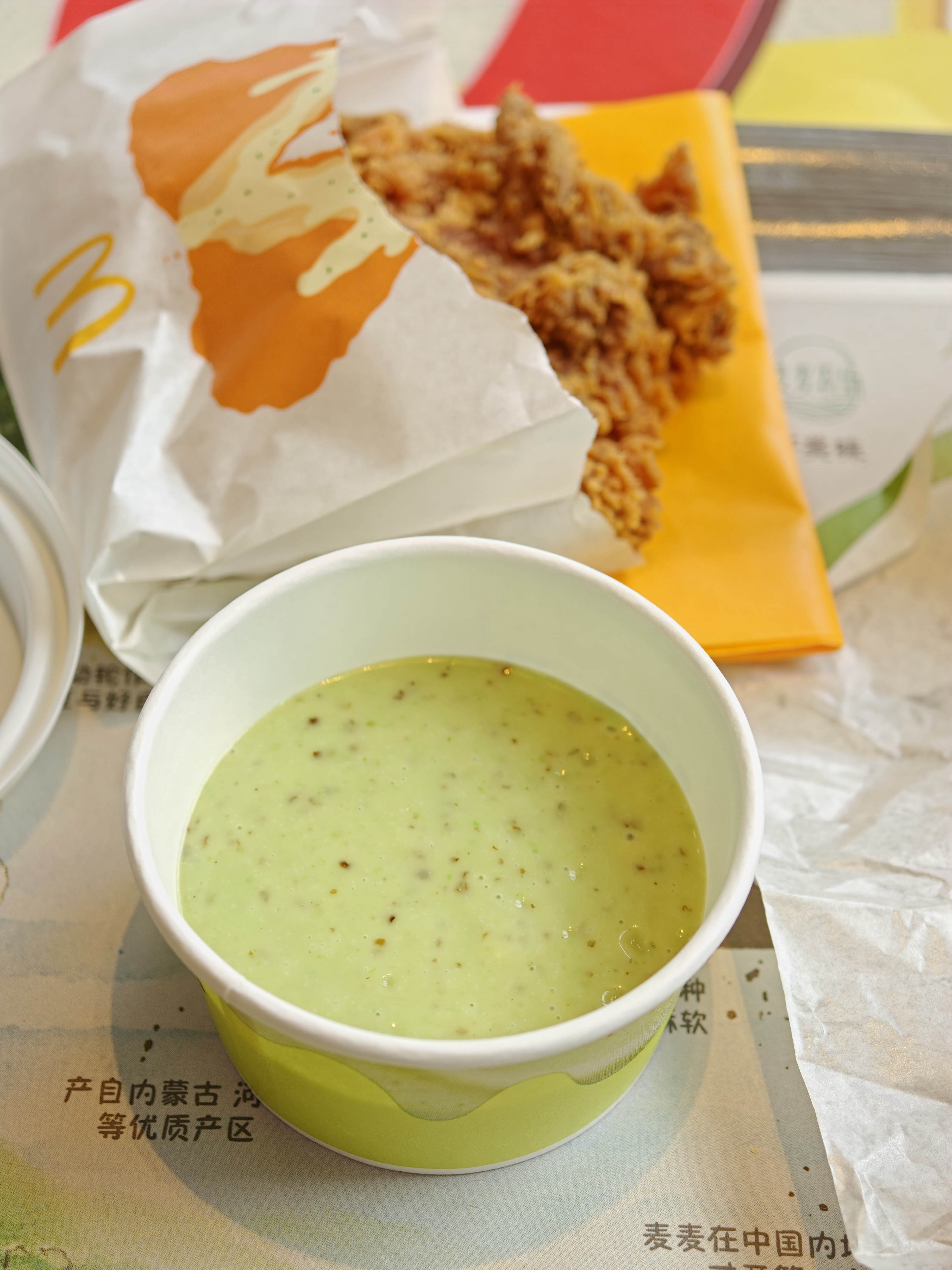 中午吃麦当劳～一枚去酱板烧鸡腿堡，一个新品麦辣大四角，一小杯新品山葵酱。 