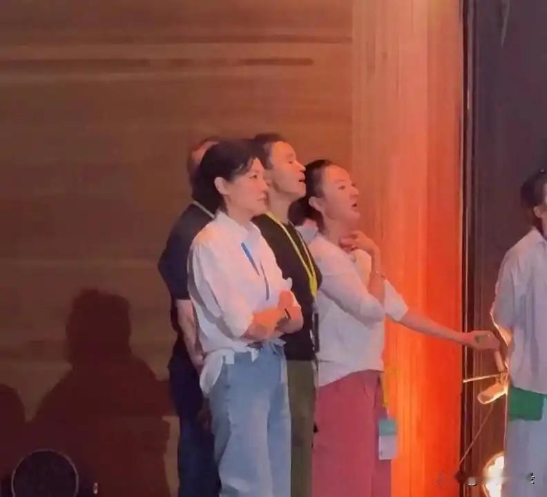 央视主持周涛近照流出，专注工作的样子太迷人认真的女人最帅最美！周涛 [赞][赞]