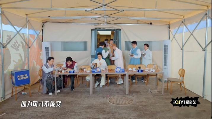 鹿晗热成这样了鹿晗吃个冷面热成这样哈哈哈哈哈尽情玩耍过后难免浑身发热，即便吃食解