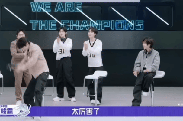 贺峻霖不语只一味表演刮胡子   战至巅峰 当贺峻霖遇上不能出声的游戏，刮胡子成了