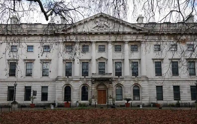 八年了，英国高等法院终于给了句痛快话：中国驻英大使馆新馆，合法，继续建。
 
7