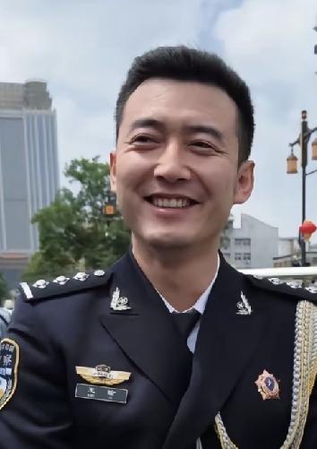 他叫王瑜，是辽宁铁骑护卫队的一名铁警，被你的颜值帅到了，被你的帅征服了，被你的笑