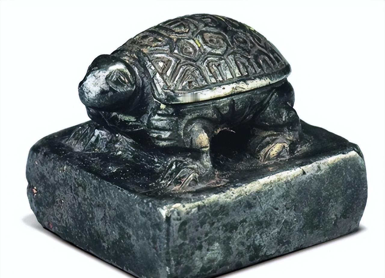 1981年，徐州龟山，农民开采石矿发现一座古墓。

崖壁凿空，墓道纵横，西汉崖洞