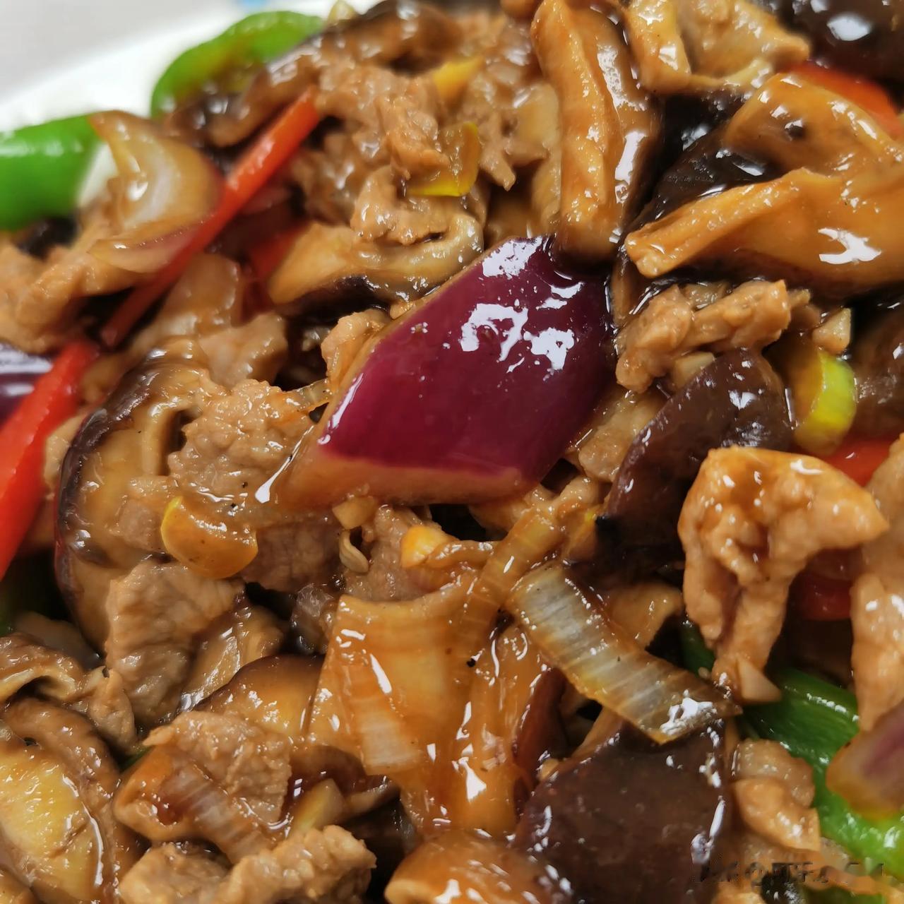 香菇肉片盖饭，味道还不错，16元。
盖浇饭是一道家常菜，以米饭为底，加入各式配菜