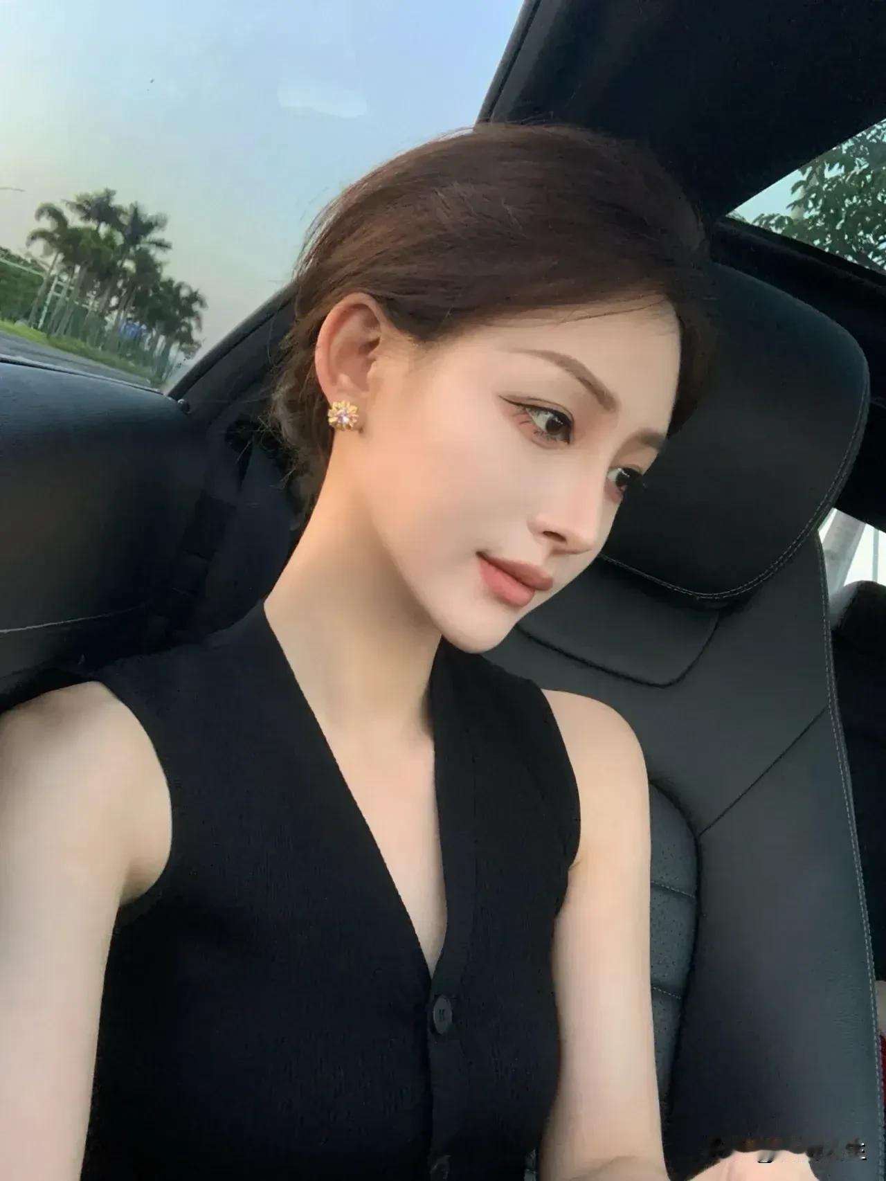 分享一下你随手拍下的照片优雅车后座，静谧时光里，感受自然之美。