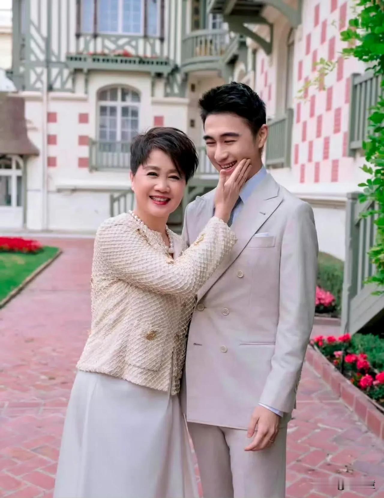 这次奚梦瑶与何猷君的婚礼，除四房一家人参加外，没看到其他何家人参加！
今天，何超