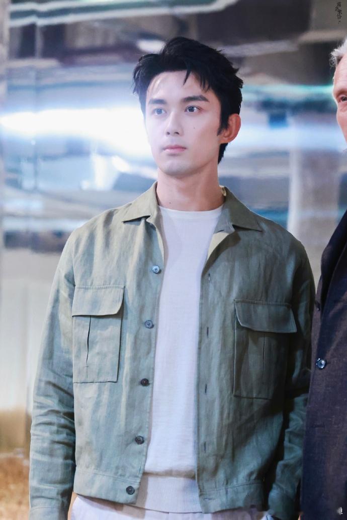 #吴磊上海活动现场人气##吴磊麦叔英文采访#松弛有度，简洁帅气，轻熟男人我好爱～