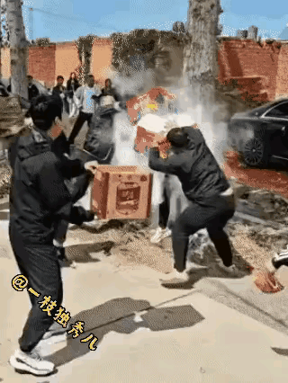 刚开始还以为是打小偷，看到后面才知道绑在电线杆上面的是一个新郎官，他的那些发小，