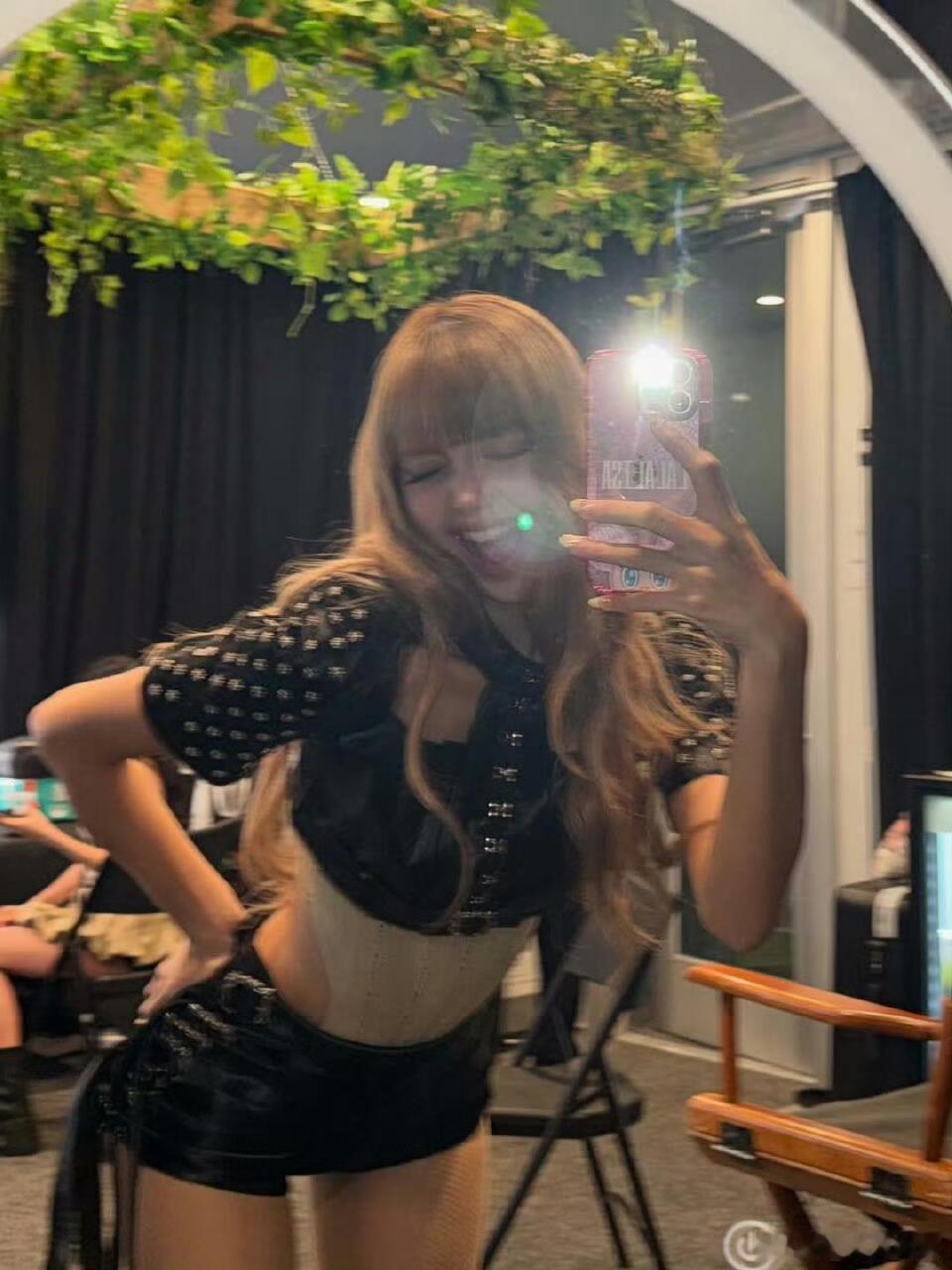 Lisa更新ins，轻欧美就是最适合她的不接受反驳[爱慕][爱慕][爱慕] ​​