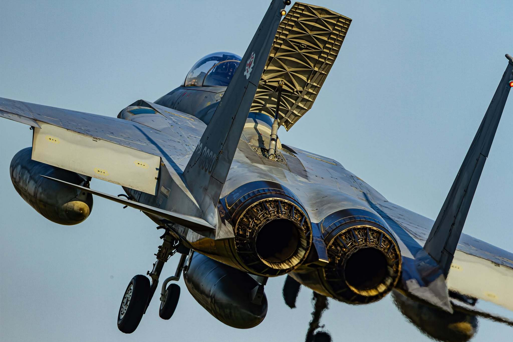 烽火问鼎计划 日本航空自卫队 F-15J 战机上的新（图2）旧（图1）款减速板。