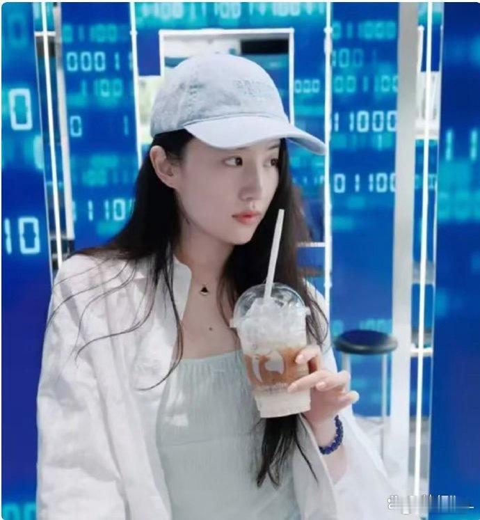 39岁刘亦菲发8张纯素颜照被全网喊“女大学生”，不开滤镜不画眉却越素越能打 