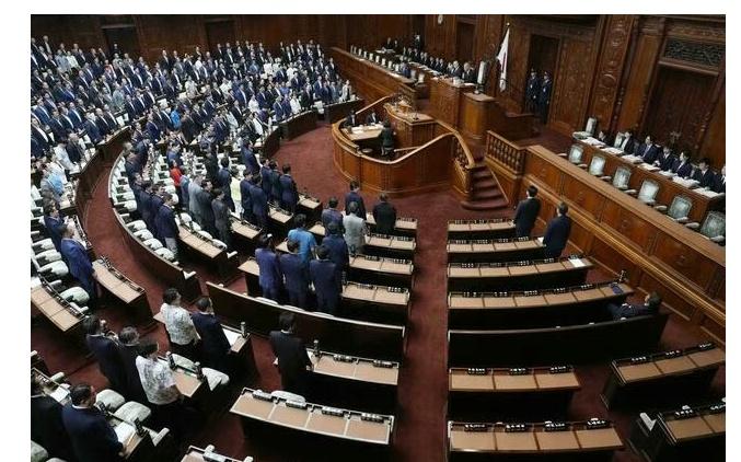 【罕见！为抗议自民党“蛮横”，日本在野议员全员缺席表决】日本在野党议员罕见集体缺
