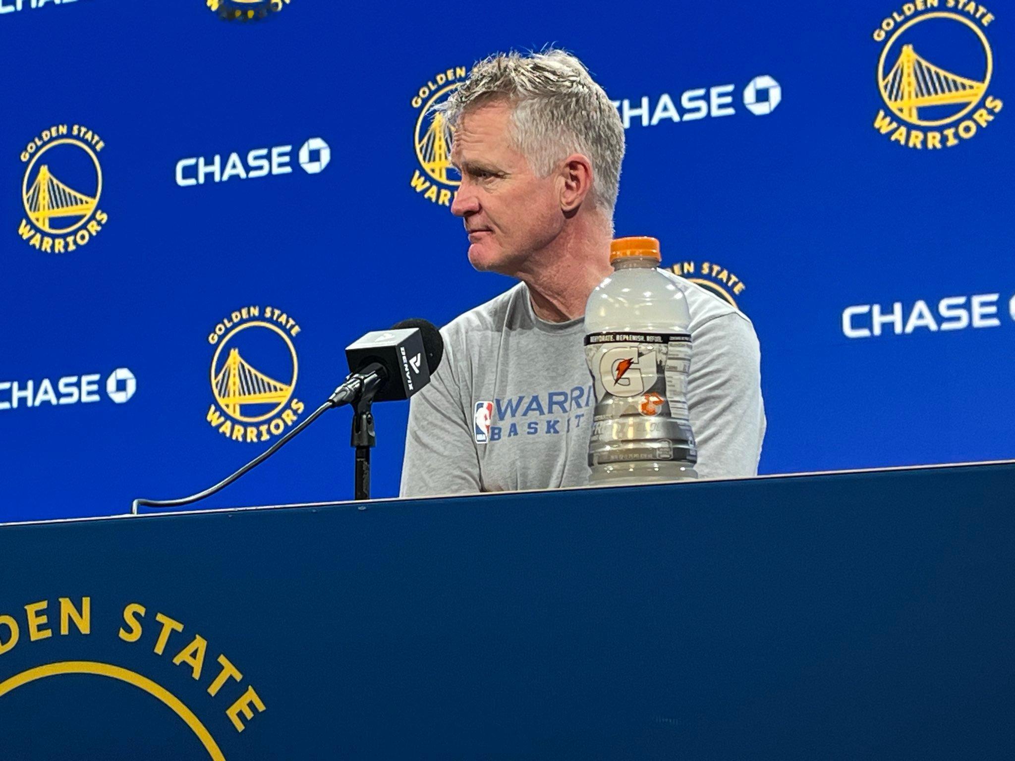 库明加今晚将缺席勇士队的比赛，原因是下背部酸痛。科尔表示，原本计划让他上场一段时