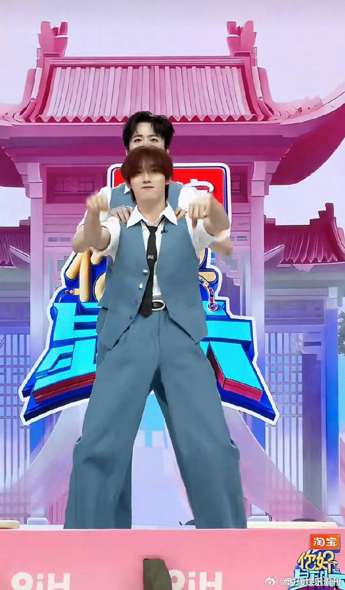 刘宇宁丁程鑫cha了摩托摇谁不想坐刘宇宁丁程鑫的摩托后座你好星期六黑白西装配摩托