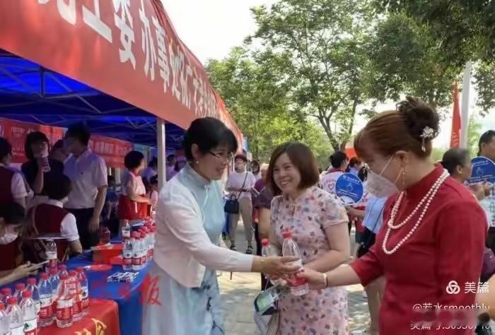 【鹧鸪天•学海无涯苦作舟】
学海无涯苦作舟，十年砥砺不曾休。
云风主笔天公道，校