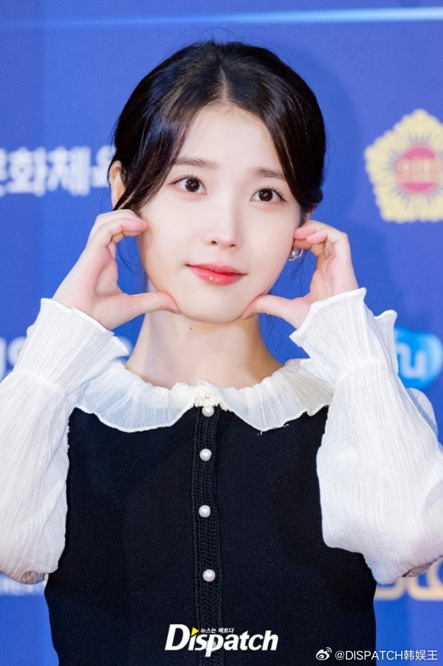 28日，IU[超话] 出席了在首尔举行的“2025 Newsis 韩流博览会”活