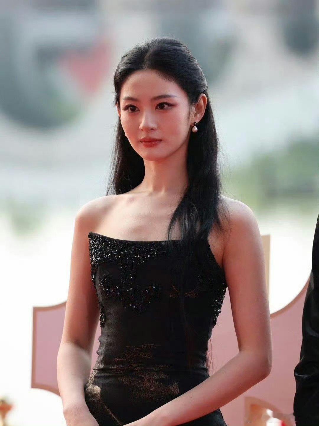 凡人修仙传里的赵晴脸上还是肉肉的，担任于正新剧女主角后的赵晴现在暴瘦了好多，女明