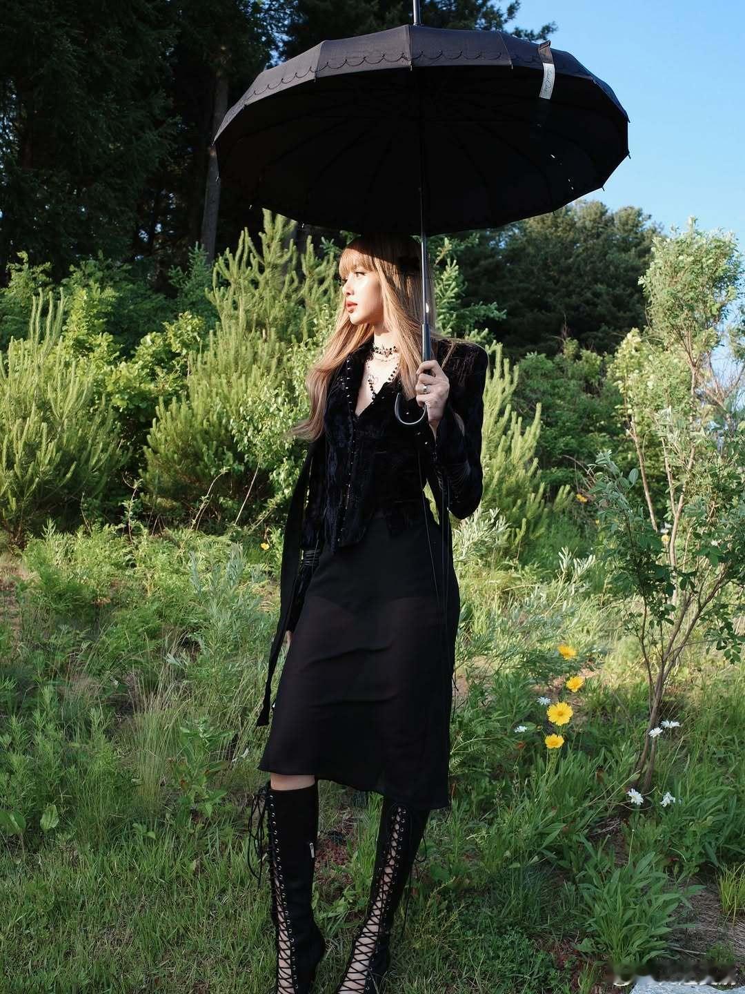 Lisa在《Dream》微电影中的相关服饰🧥：Dilara Fındıkoğl