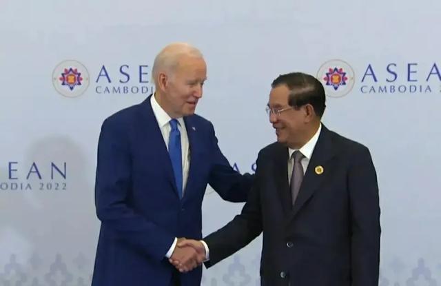 洪森站在乌克兰的集会里，那张照片我看了很久。
你瞧他那个姿势，身子微微前倾，手扶