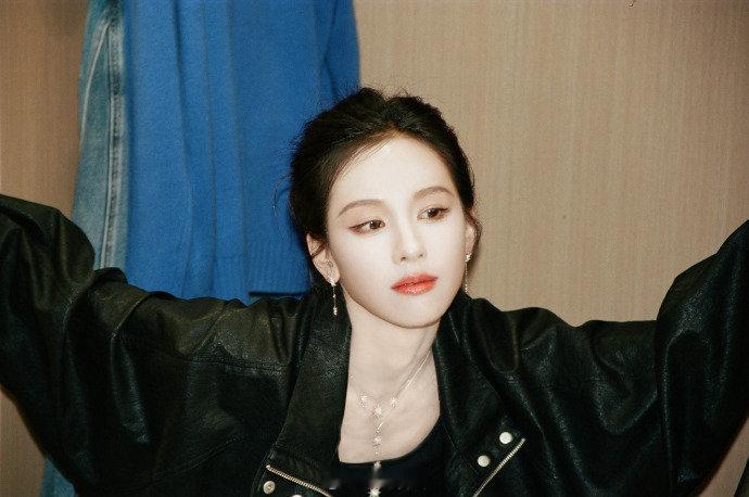 陈都灵拍现代戏很爽陈都灵喜欢拍现代戏陈都灵可可爱爱发言，拍现代戏很爽，不用戴头套