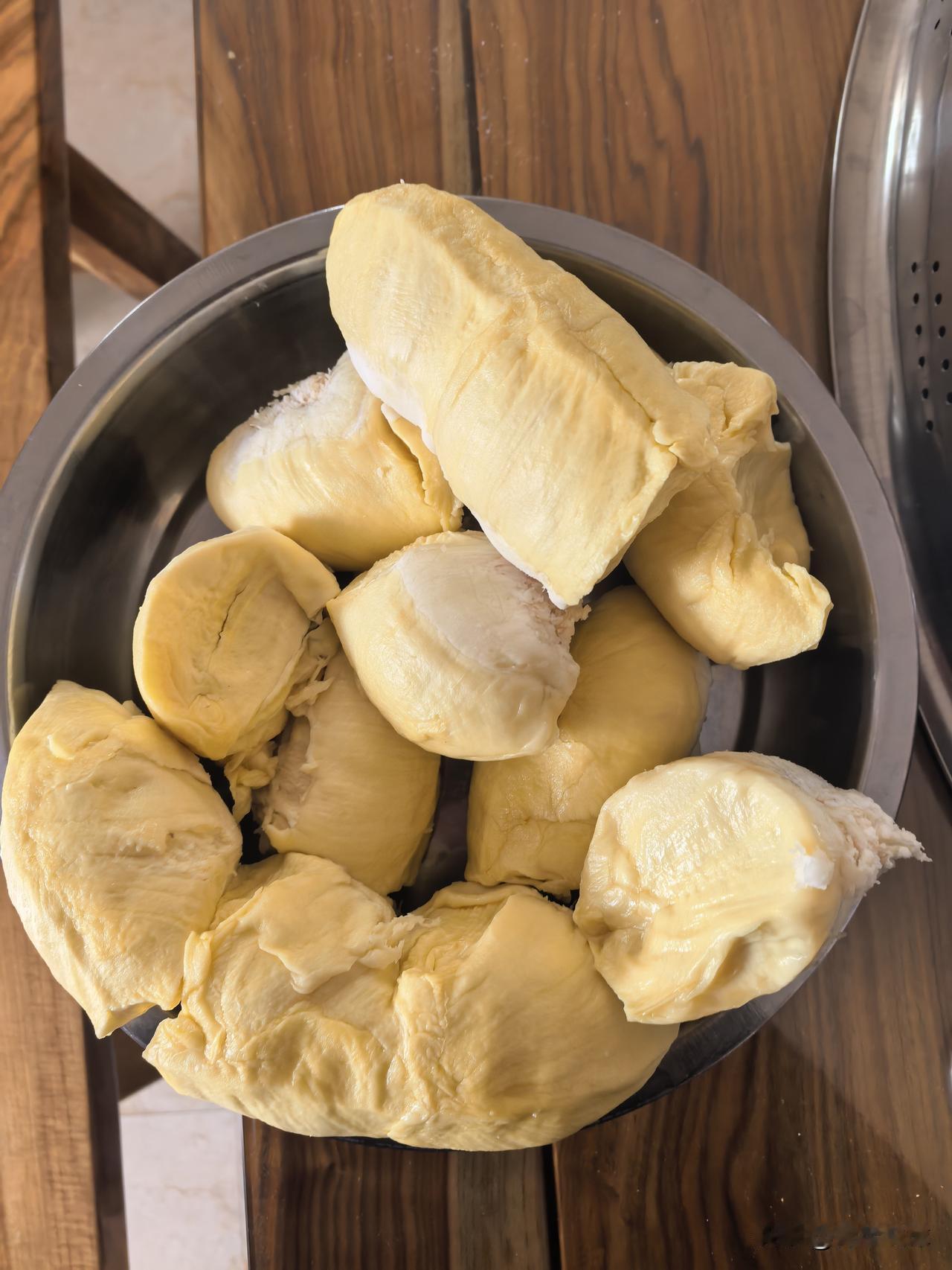 太贵了！过年在信丰国光超市买了一个榴莲，价格来到了40块钱一斤，价格直逼北上广深