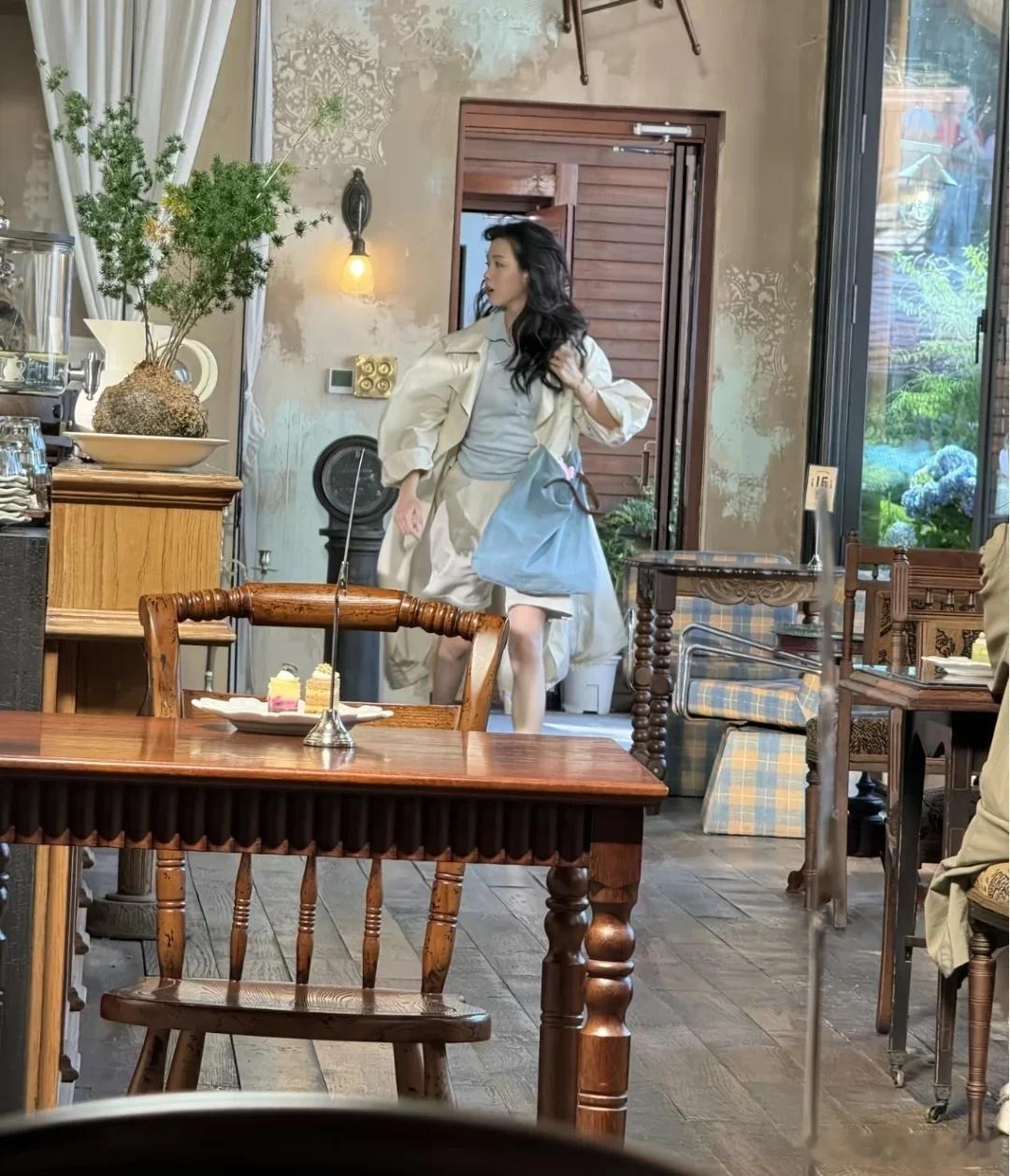 🐰陈都灵 冬风这身超美的 像油画里走出来的少女！ 