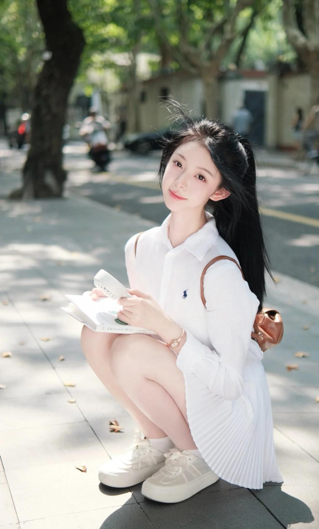 青春充满力量感的00后少女，指背的细纹像淡墨在宣纸上画的细线，不深却清晰，在指节