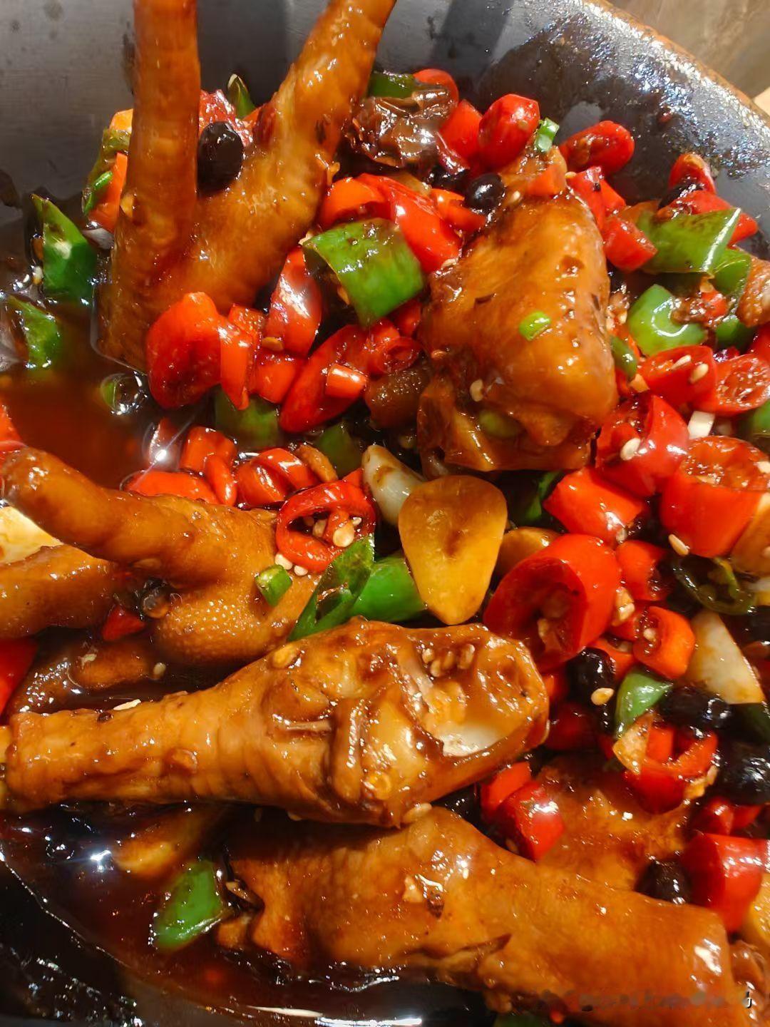 这是我们六安地方特色小吃"麻辣酱鸡爪”，味道还不错，先将鸡爪用刀切开放入锅里烧熟