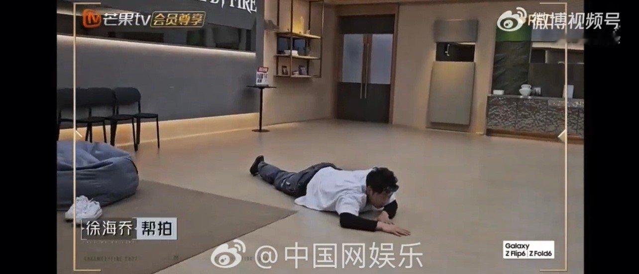 #王铮亮踩到杜海涛假发片了# 当看到王铮亮踩到了自己的假发片儿之后，杜海涛的这个