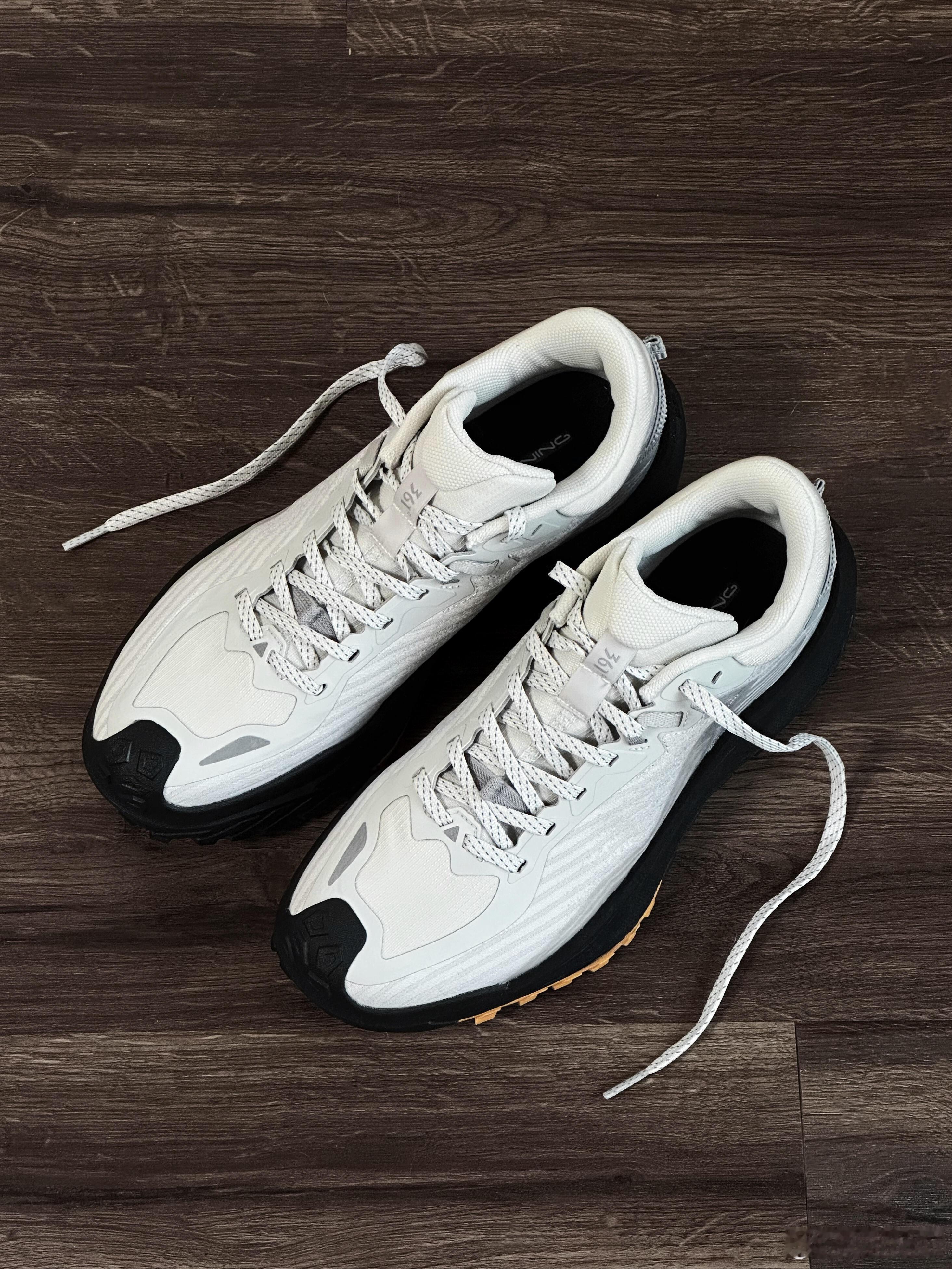 这是一双Nike经典款式的运动鞋，采用简约的黑白配色方案。鞋面以白色透气网布为主