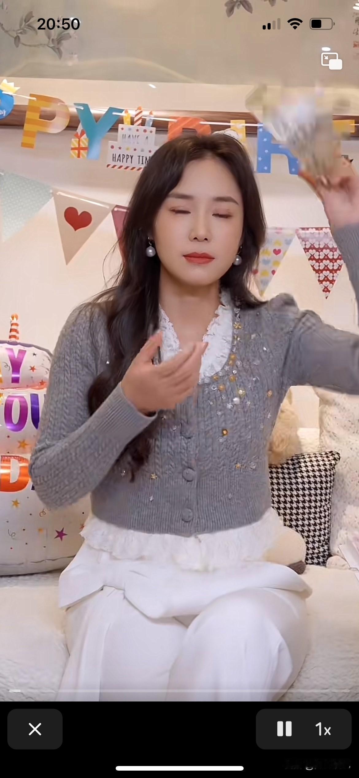 云朵老师已经变了，再也不用依靠别人的知名度，自己就是一颗闪亮的星，
超喜欢，因为